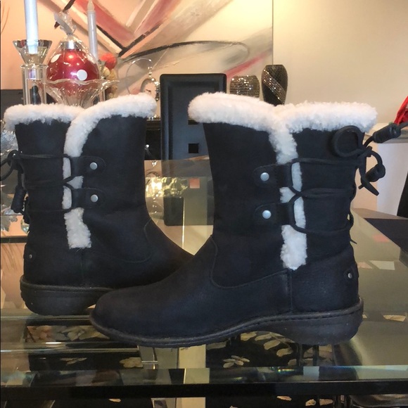 ❤️UGG AKADIA BLACK BOOTS MORE SIZES IN!❤️ - Picture 2 of 5